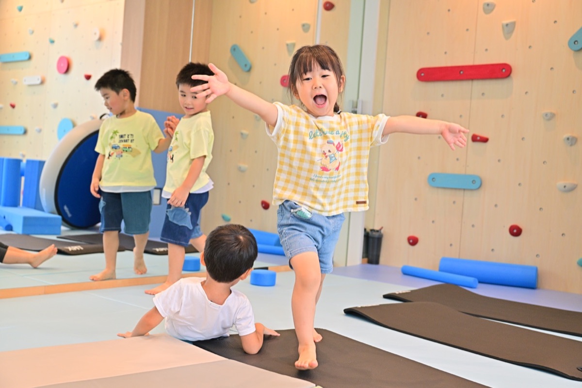 元気よく体を動かす子ども