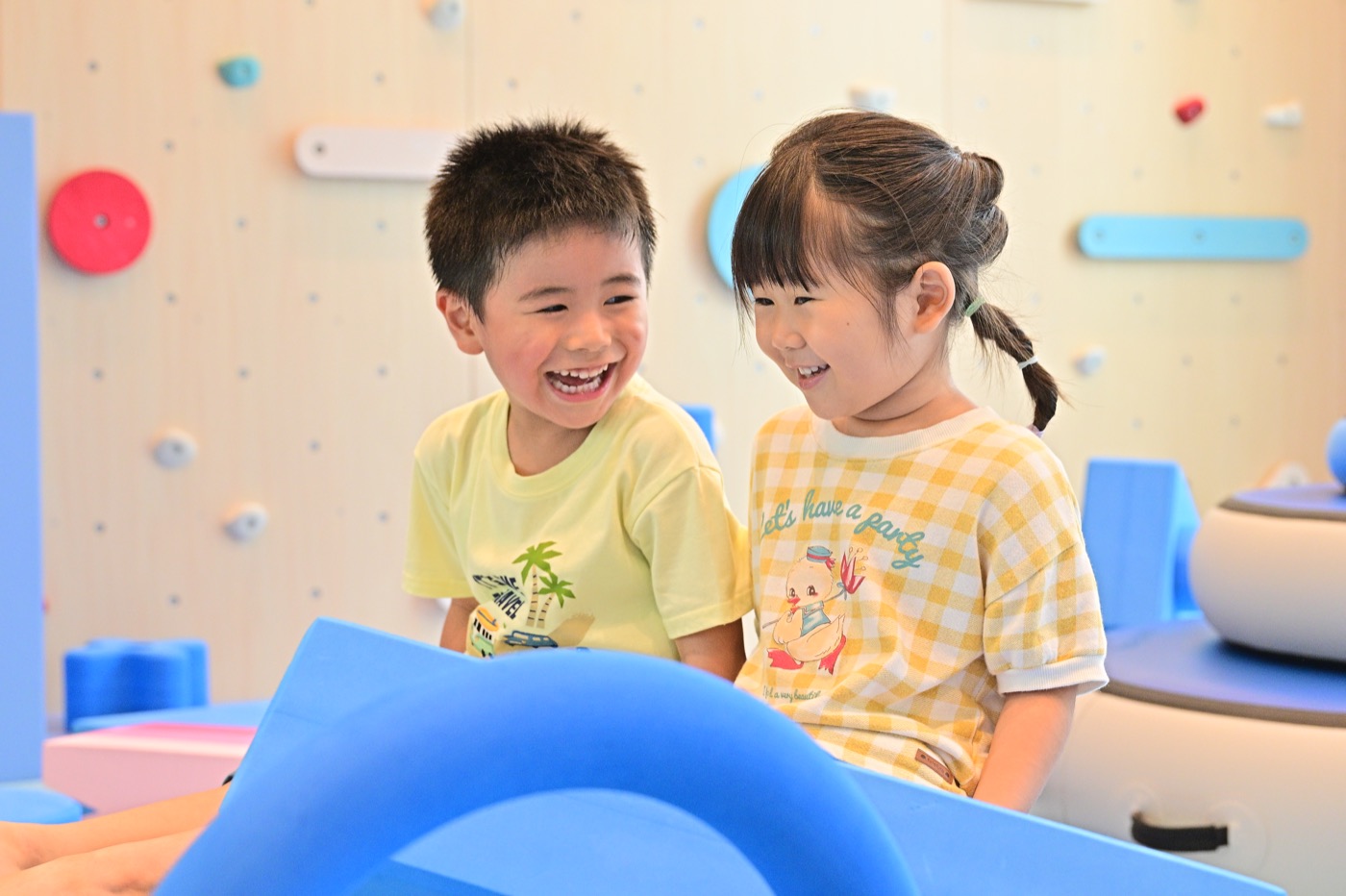 笑顔で運動あそびを楽しむ子どもたち
